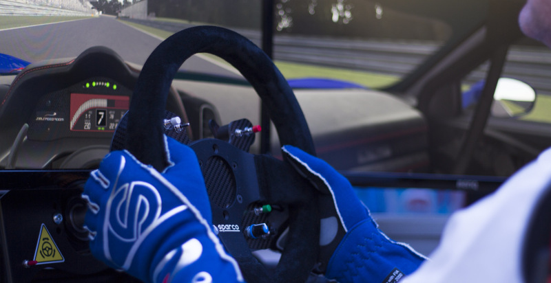 Simulatore di auto da corsa per sfide tra amic