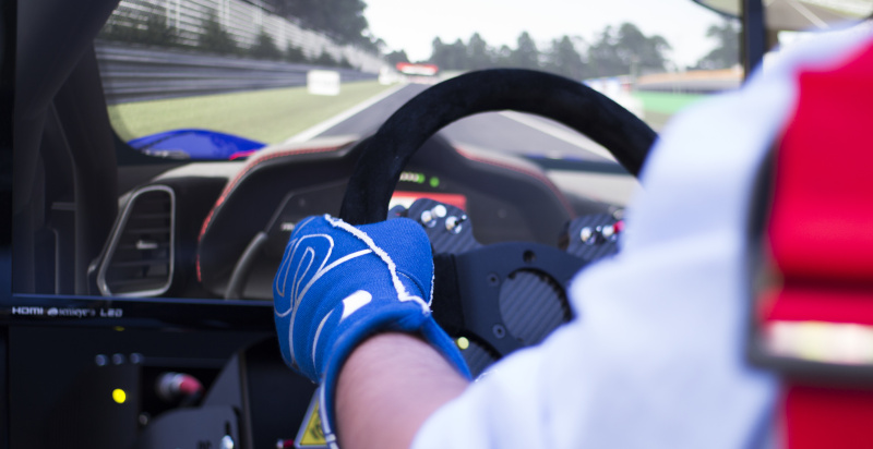 Simulatore di guida online con briefing tecnico