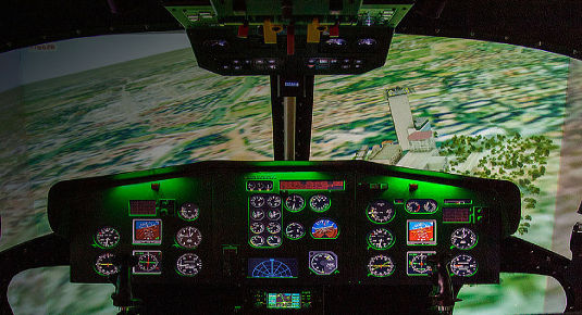 Pilota un aereo in un simulatore a Trento