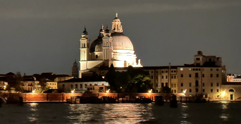 Skyline notturno di Venezia visto dal catamarano