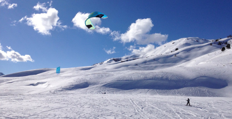Scorcio mozzafiato durante una sessione di snowkite