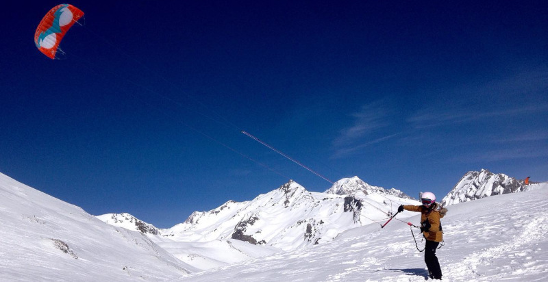 Avventura estrema con snowkite nelle Alpi valdostane