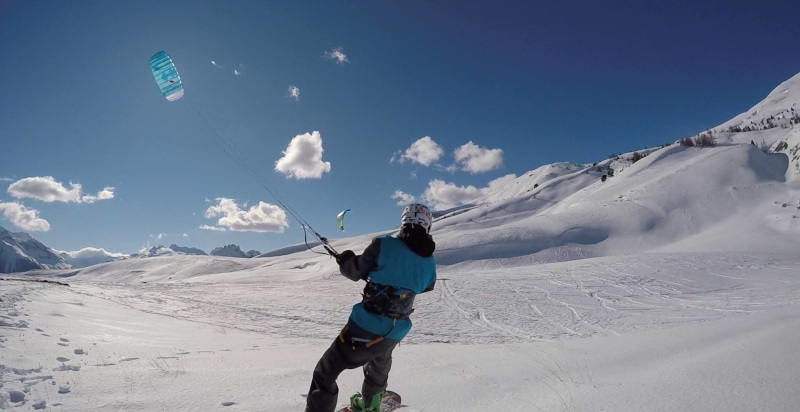 Snowkite in azione nella neve fresca della Valle d'Aosta