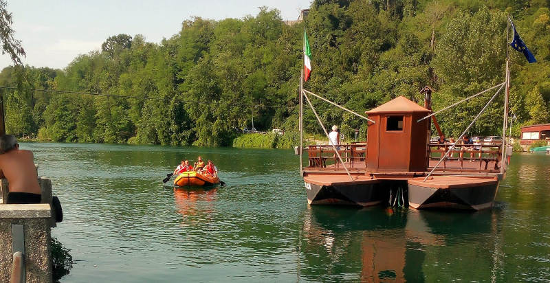 Gruppo durante un’esperienza di soft rafting Adda