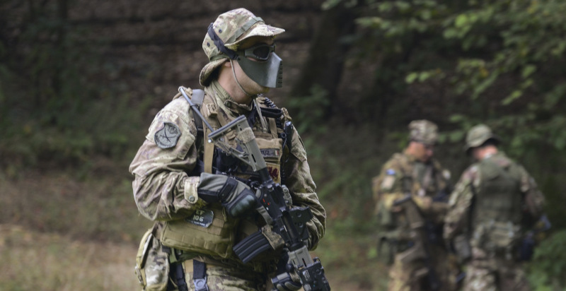 Giocatori di softair in azione nel bosco umbro