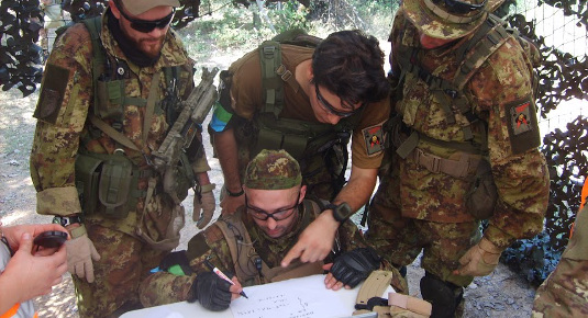 Giocatori che pianificano una strategia nel softair a Novara