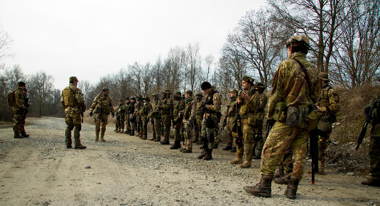 Partecipanti al softair con armi e attrezzature