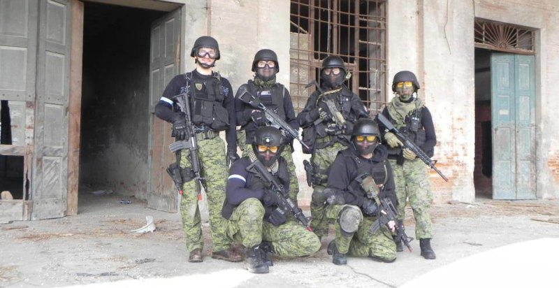 Team strategico durante un'operazione di softair a Verona