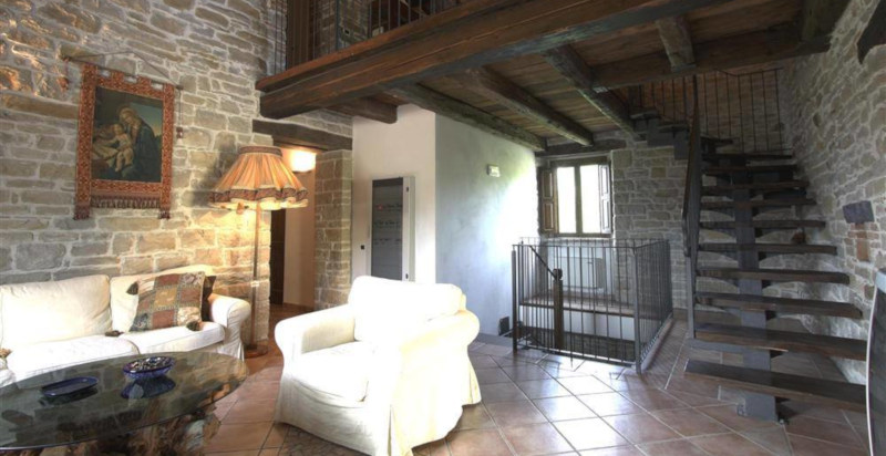 Sala comune dell’Agriturismo Acero Rosso con atmosfera calda e autentica