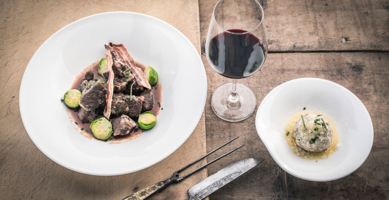 Deliziosa cena tradizionale nel ristorante dello chalet alpino