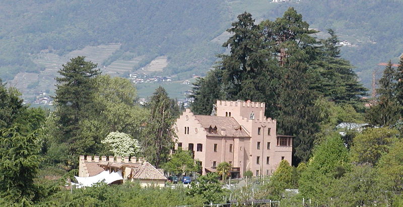 Vista panoramica di Castel Pienzenau a Merano immerso nel parco secolare
