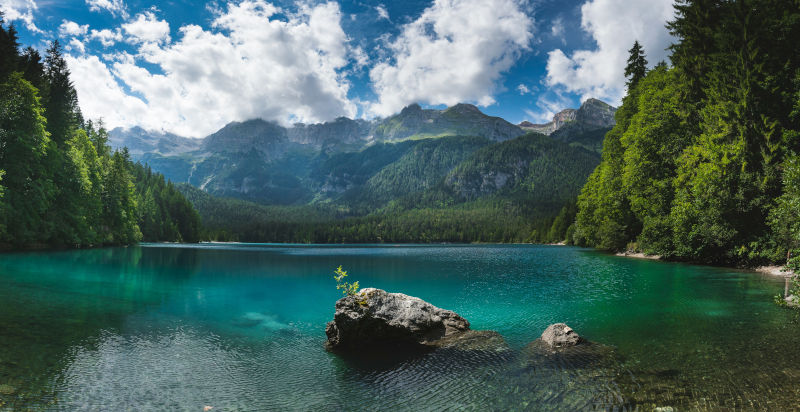Sorvolo del lago di Tovel in elicottero