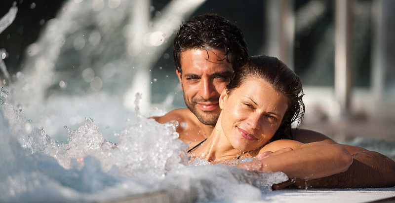 Momenti di relax intimi in una spa esclusiva