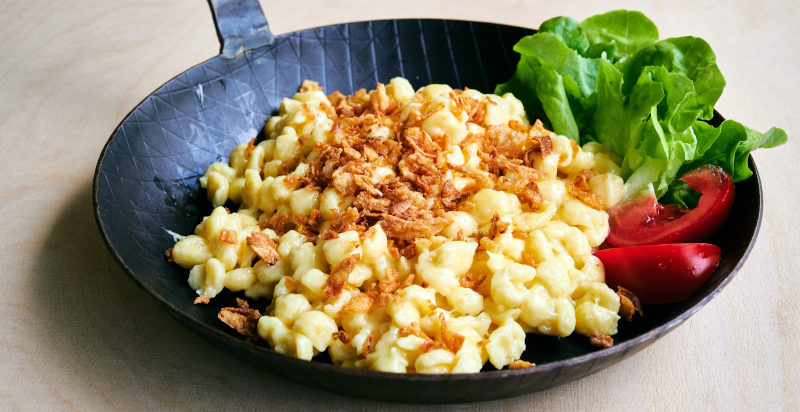 Spätzle tirolesi con formaggio fuso e cipolle croccanti