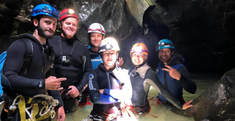 Avventura di speleo canyoning tra grotte e gole in Valmalenco