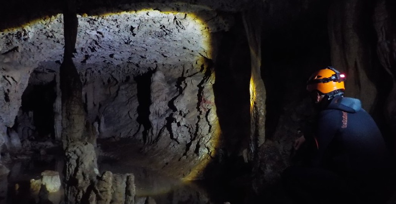 Escursionista esplora la Grotta Punta degli Stretti