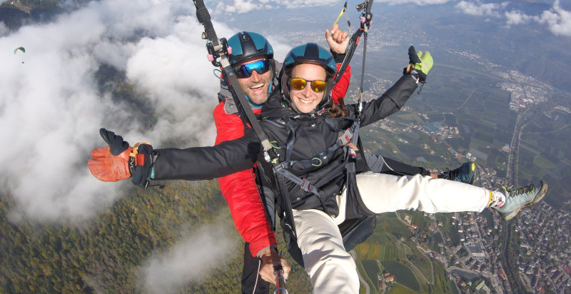 Sorvolo in parapendio sopra Lana e i paesaggi del San Vigilio