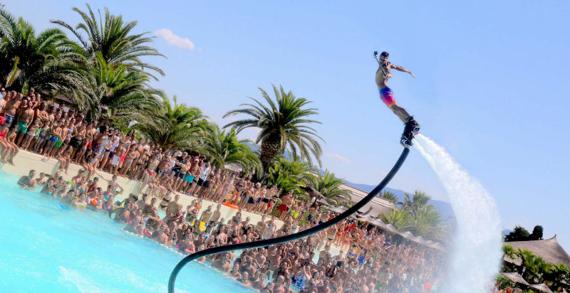 Spettacolo di acrobazie flyboard in piscina a Cagliari