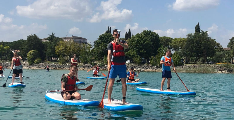 Tour guidato in SUP con gruppo che esplora Punta San Vigilio