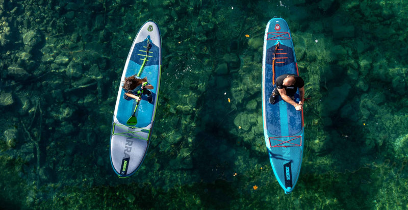 Riders di stand up paddle esplorano la natura al parco acquatico di Montecosaro
