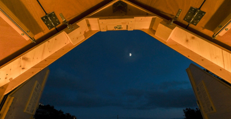 Notte stellata sopra la StarsBox Liguria con cielo limpido