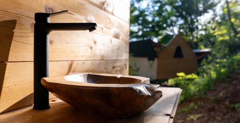 Particolare lavandino fatto in legno