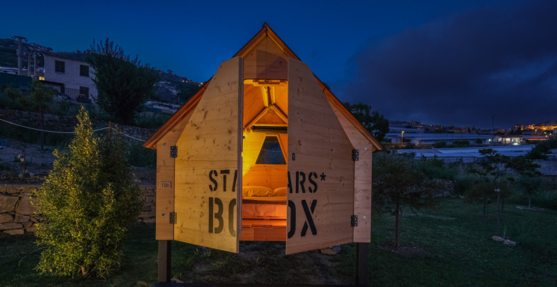 StarsBox Sanremo vista esterna di notte immersa nella natura