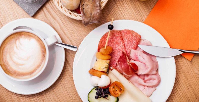 Brunch con cappuccino cremoso e prodotti freschi al Steindl's Boutique Hotel