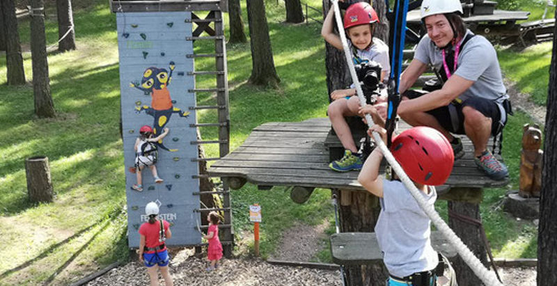 Bambino che si arrampica su un percorso ad alta fune