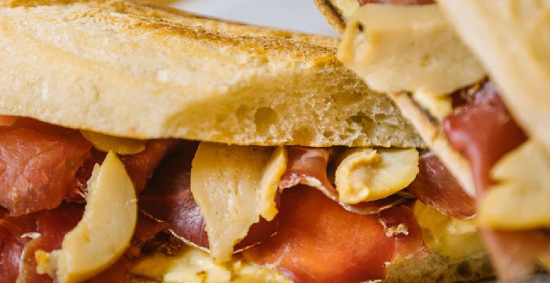 Street food tour con aperitivo nella città di Milano