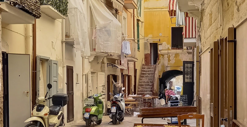 Viuzze tipiche del centro di Bari