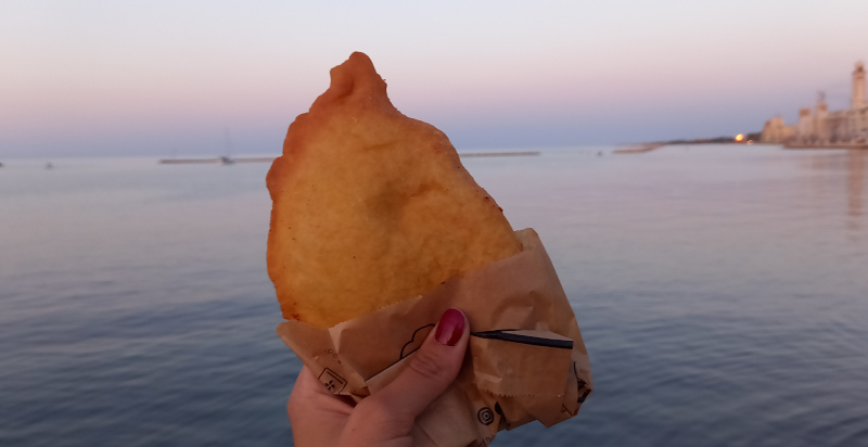 Panzerotto con mozzarella e pomodoro specialità tipica a Bari