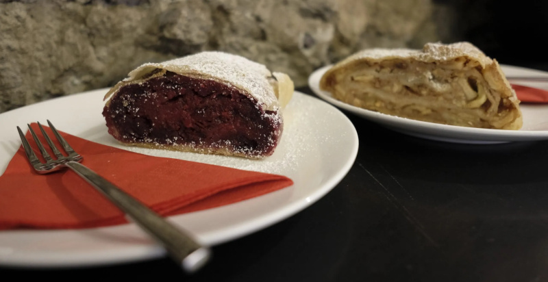 Strudel di mele e ciliege caldo a Innsbruck