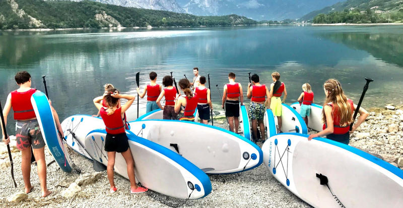 Tavole da SUP pronte sulla riva per l’escursione sul Lago di Garda