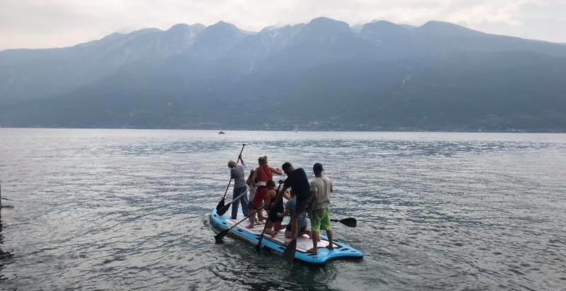 Escursione in Mega SUP per 7 persone sulle acque del Garda