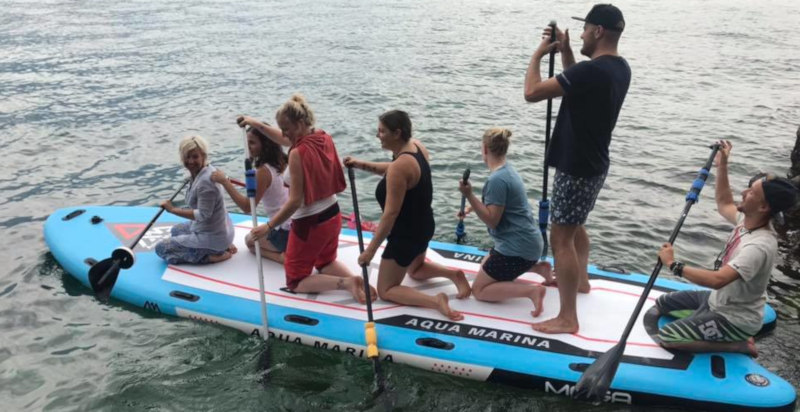 Esperienza divertente di gruppo sul Mega Paddle sul Lago di Garda