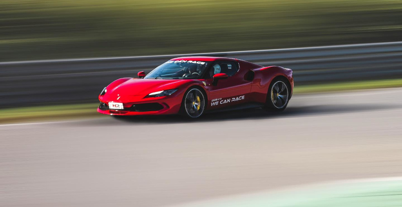 Supercar Ferrari 296 GTB per esperienza di guida a Pergusa