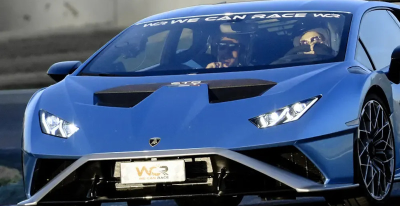 Supercar Lamborghini Huracán STO durante un'esperienza sportiva vicino a Enna