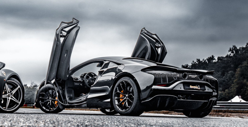 Esperienza di guida sportiva con McLaren Artura a Torino