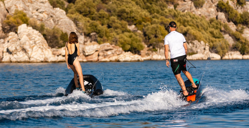 Adrenalina pura con il jetsurf a Genova sulle onde del mare