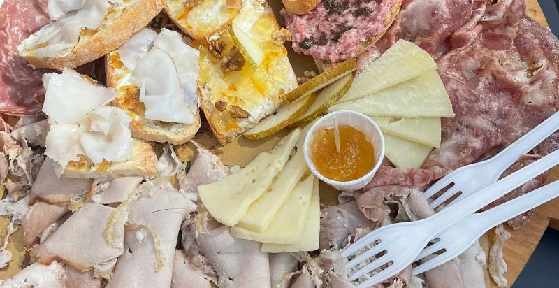 Tagliere di formaggi e salumi toscani con vino - Tour Gastronomico Siena