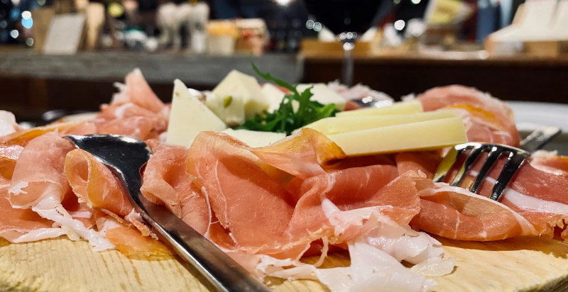 Tagliere di prodotti tipici piemontesi servito con un cocktail tradizionale