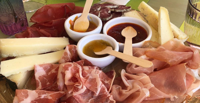 Tagliere di salumi e formaggi tipici per la degustazione in Valcamonica