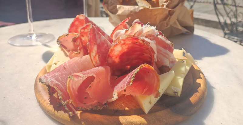 Tagliere di salumi tipici e vino locale - Lucca Gastronomia