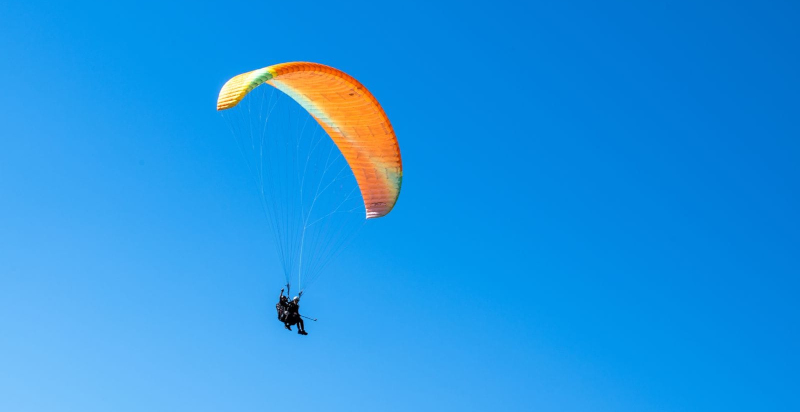 Volo panoramico in parapendio su colline di Schiavi d'Abruzzo