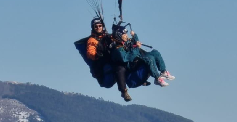 Parapendio in volo libero con sfondo di Tivoli