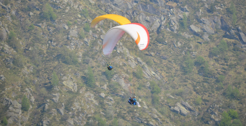 Esperienza di volo in parapendio sopra la Val di Susa