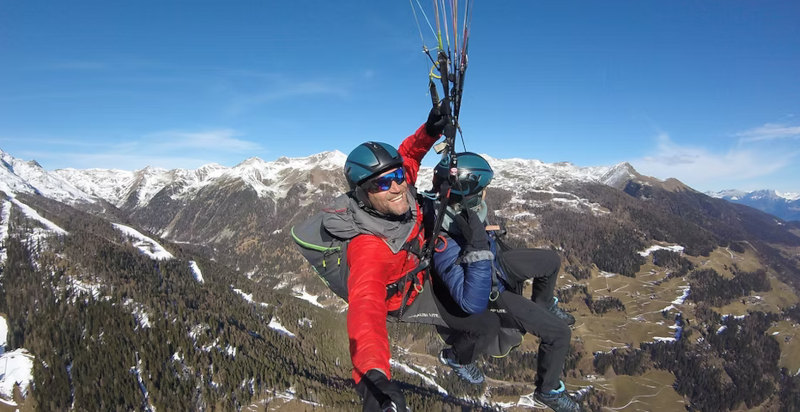 Esperienza di parapendio biposto tra cielo e montagne della Schwemmalm