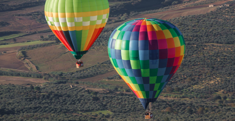 Esperienza di volo in mongolfiera nel Parco Naturale Regionale Terra delle Gravine, provincia di Taranto