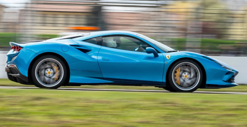 Il passaggio della vettura durante il test drive supercar Milano Ferrari F8 sul circuito automobilistico